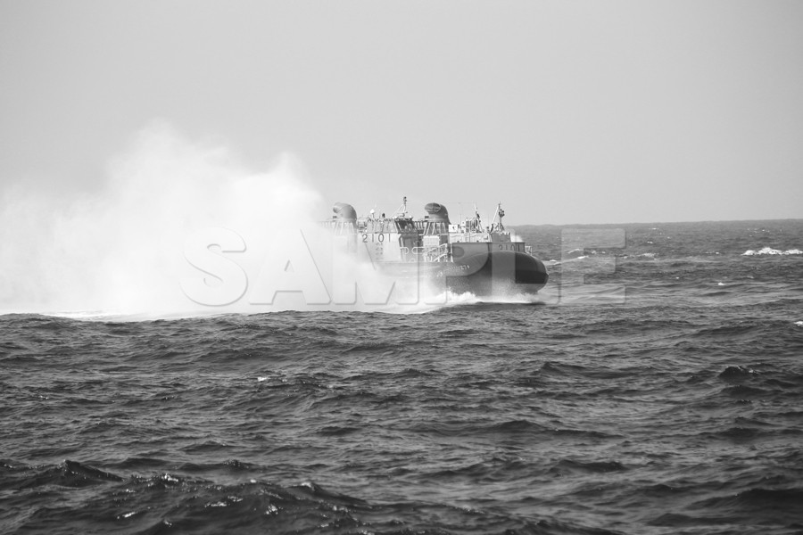 観艦式 「LCAC　エア・クッション型揚陸艇」 白黒